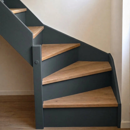 Escalier en bois aux marches naturelles, peint en couleur Anthracite d'Eléonore Déco.