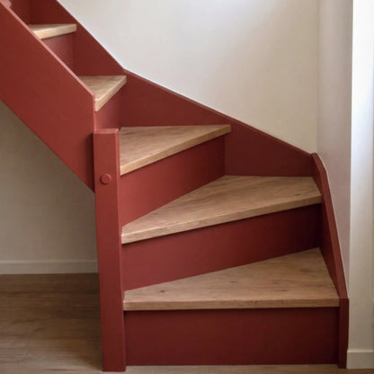 Escalier en bois aux marches naturelles, peint en couleur Antik rouge d'Eléonore Déco.
