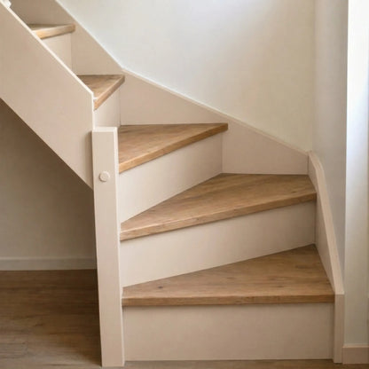 Escalier en bois aux marches naturelles, peint en couleur Beige rosé d'Eléonore Déco.