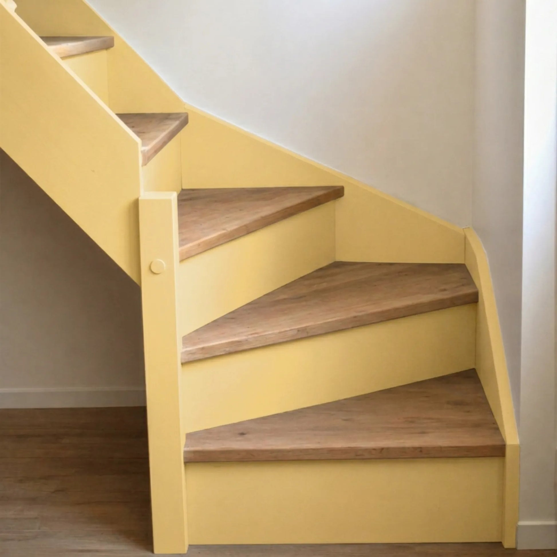 Escalier en bois aux marches naturelles, peint en couleur Beurre demi-sel d'Eléonore Déco.