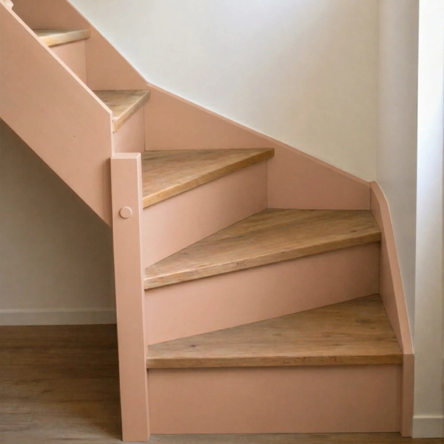 Escalier en bois aux marches naturelles, peint en couleur Biscuit rose d'Eléonore Déco.