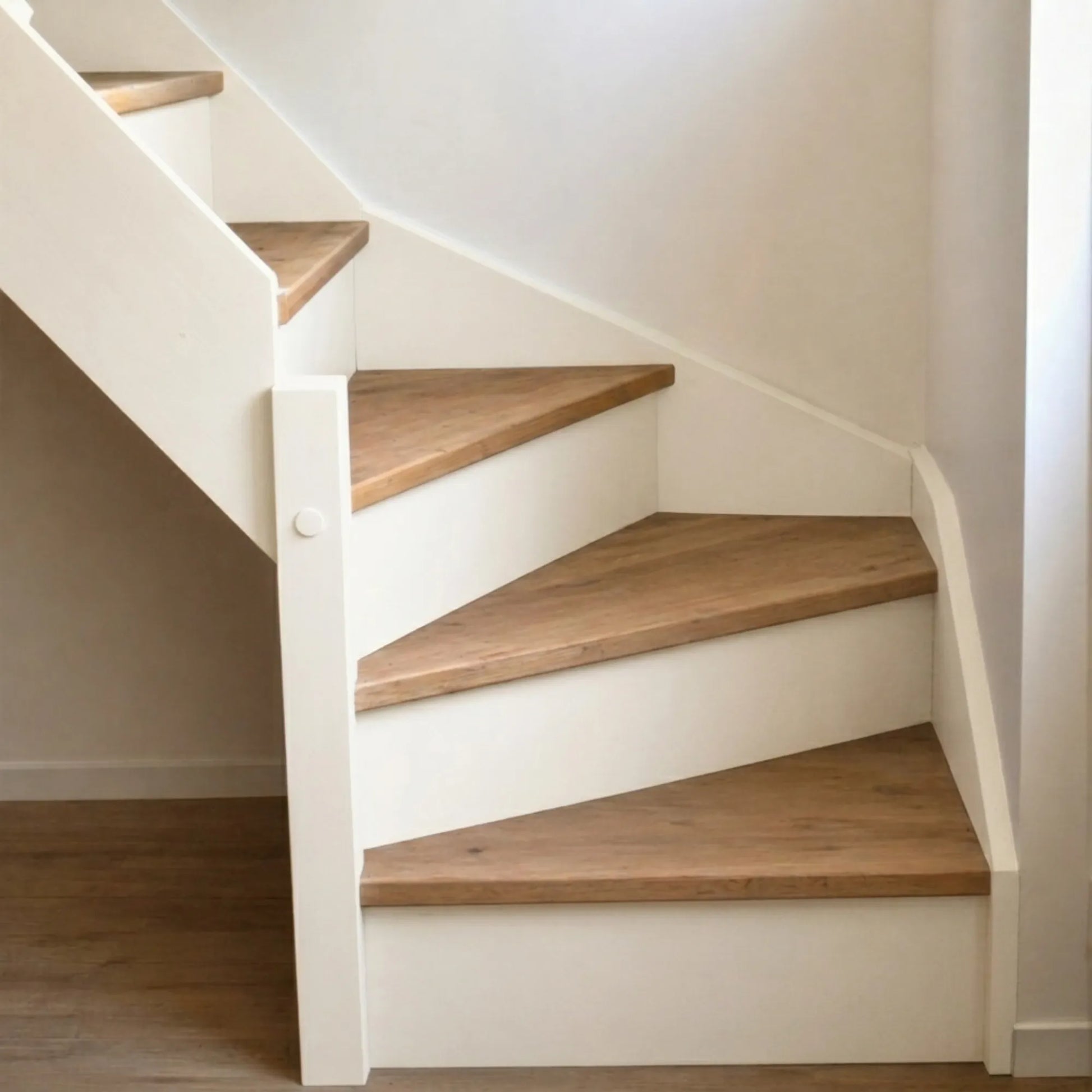 Escalier en bois aux marches naturelles, peint en couleur Blanc d'Eléonore Déco.