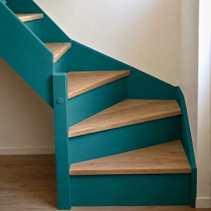 Escalier en bois aux marches naturelles, peint en couleur Bleu canard d'Eléonore Déco.