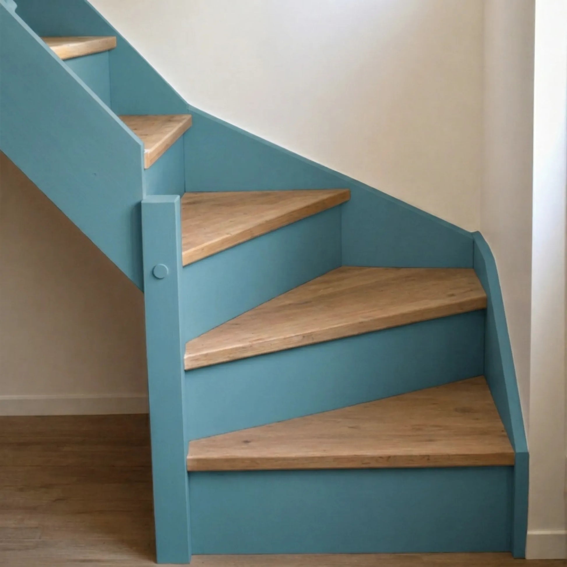 Escalier en bois aux marches naturelles, peint en couleur Bleu gustavien d'Eléonore Déco.