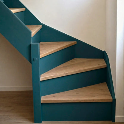 Escalier en bois aux marches naturelles, peint en couleur Bleu nuit d'Eléonore Déco.