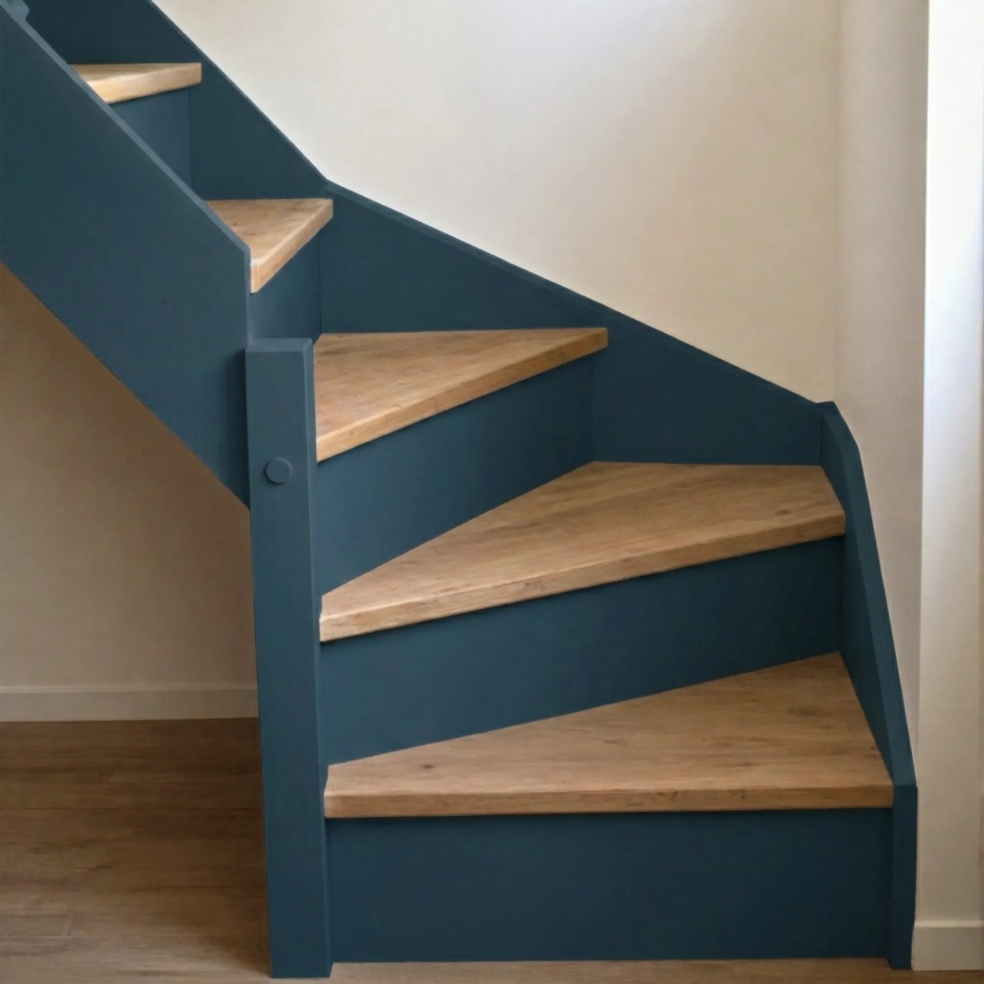 Escalier en bois aux marches naturelles, peint en couleur Boston d'Eléonore Déco.