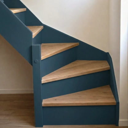 Escalier en bois aux marches naturelles, peint en couleur Boston d'Eléonore Déco.