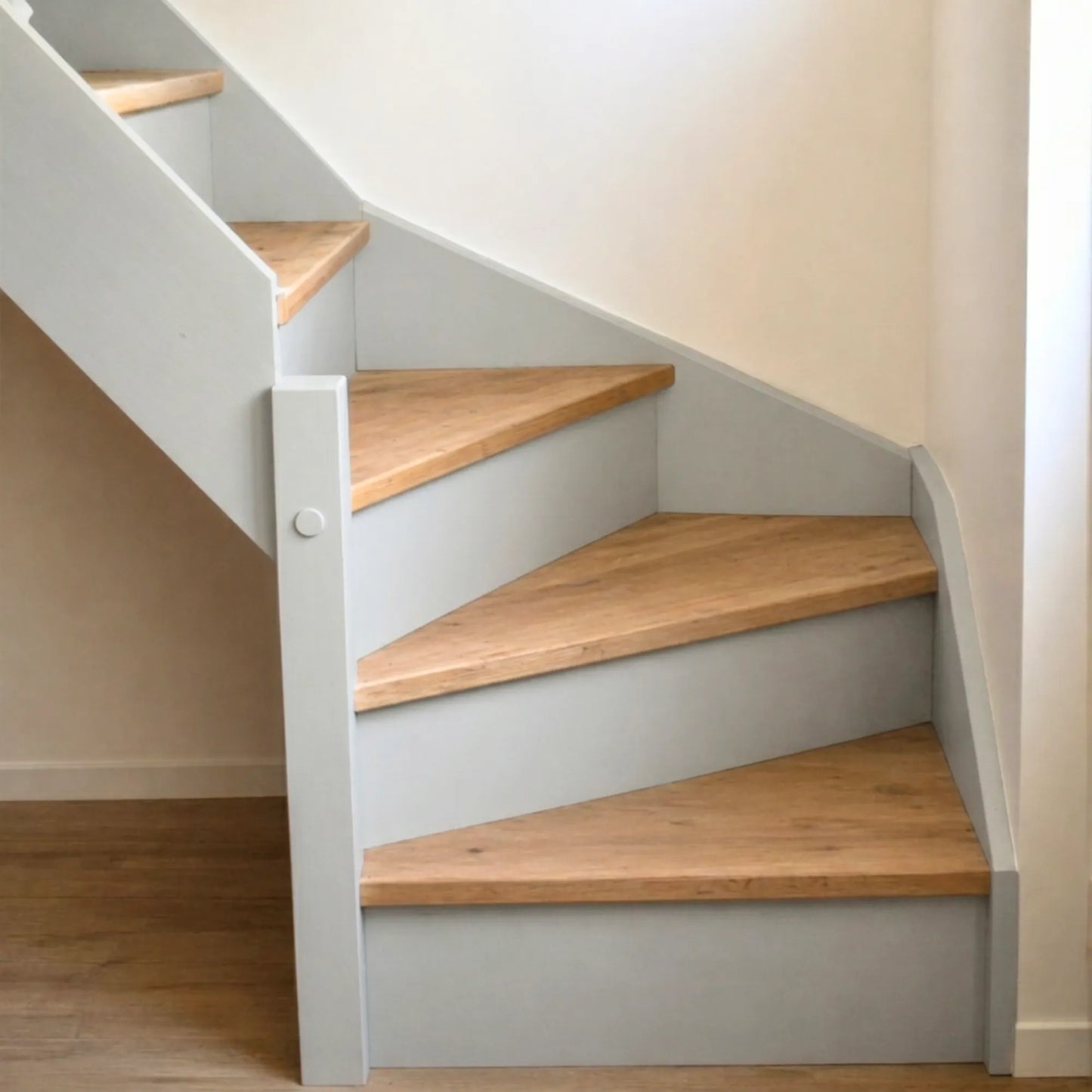 Escalier en bois aux marches naturelles, peint en couleur Calcaire d'Eléonore Déco.