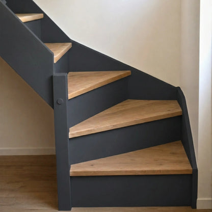 Escalier en bois aux marches naturelles, peint en couleur Carbone d'Eléonore Déco.