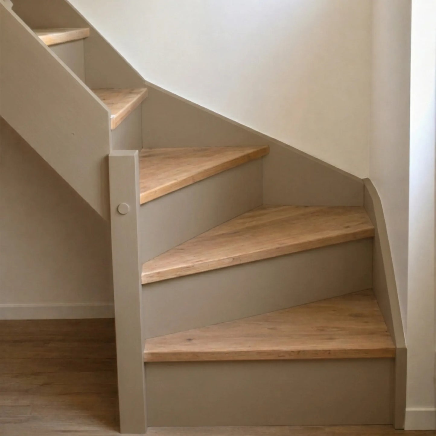 Escalier en bois aux marches naturelles, peint en couleur Chamois d'Eléonore Déco.