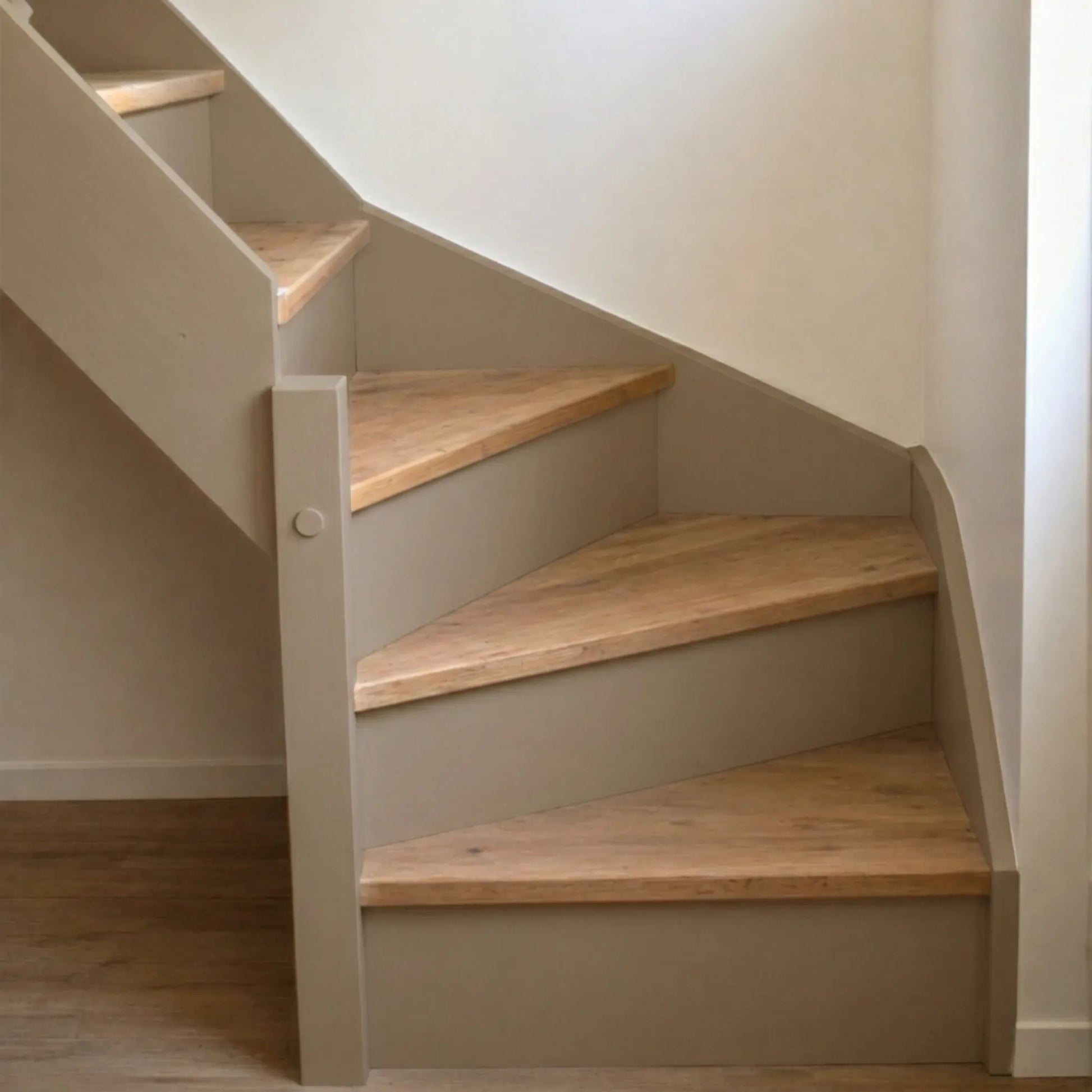 Escalier en bois aux marches naturelles, peint en couleur Chamois d'Eléonore Déco.