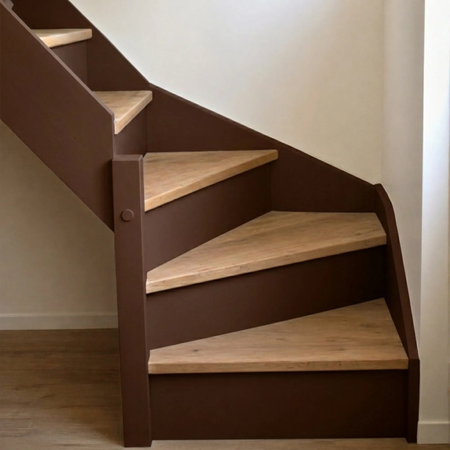 Escalier en bois aux marches naturelles, peint en couleur Chocolat viennois d'Eléonore Déco.