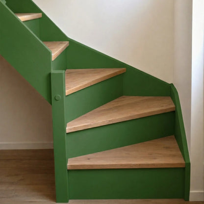 Escalier en bois aux marches naturelles, peint en couleur Choux choux d'Eléonore Déco.