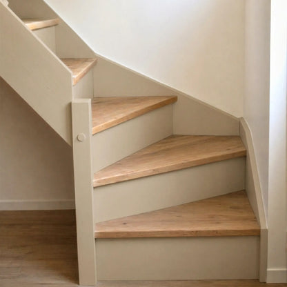 Escalier en bois aux marches naturelles, peint en couleur Corde d'Eléonore Déco.