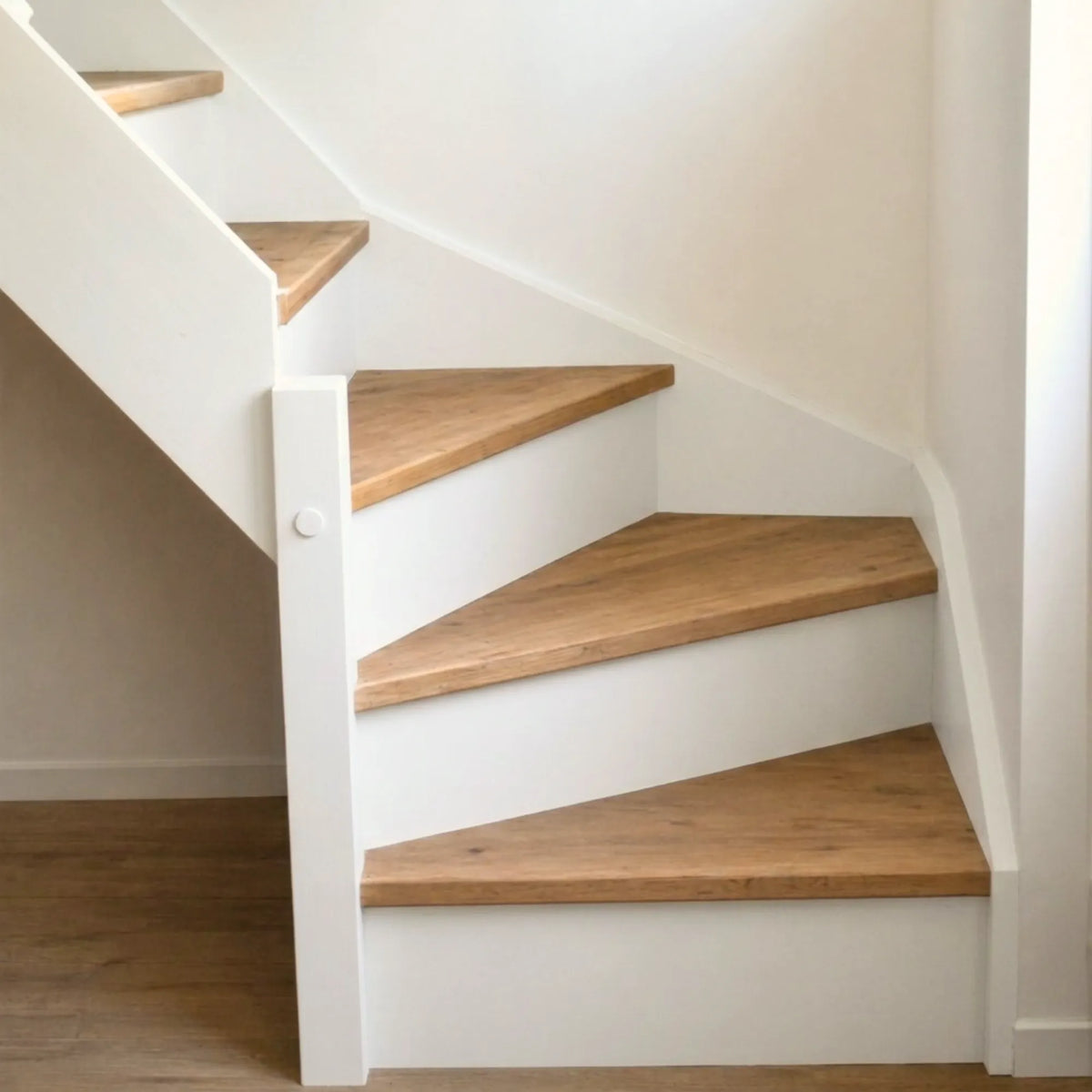 Escalier en bois aux marches naturelles, peint en couleur Craie d'Eléonore Déco.