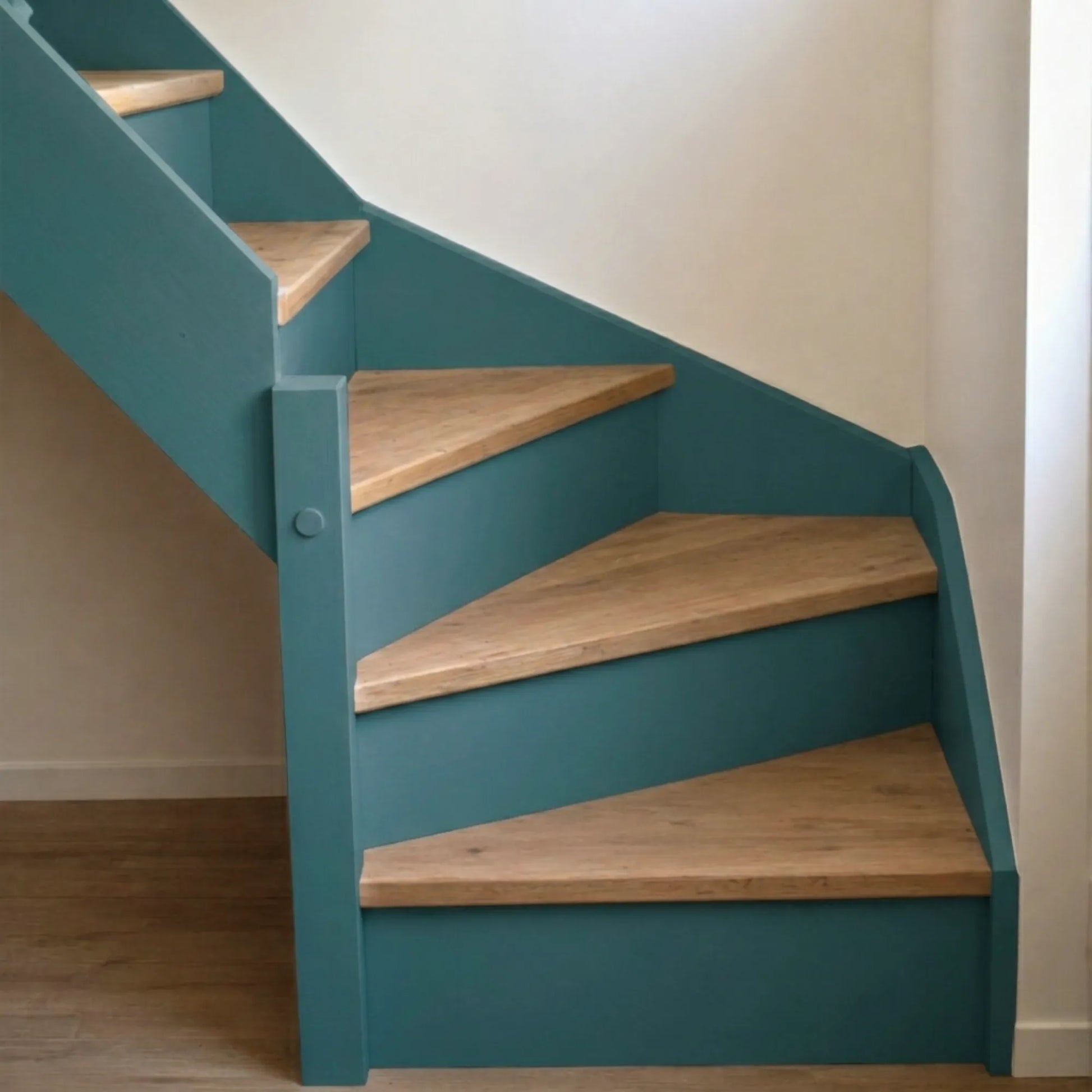 Escalier en bois aux marches naturelles, peint en couleur Cyprès bleu d'Eléonore Déco.