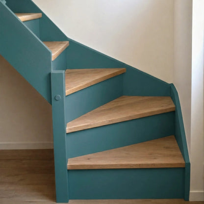 Escalier en bois aux marches naturelles, peint en couleur Cyprès bleu d'Eléonore Déco.