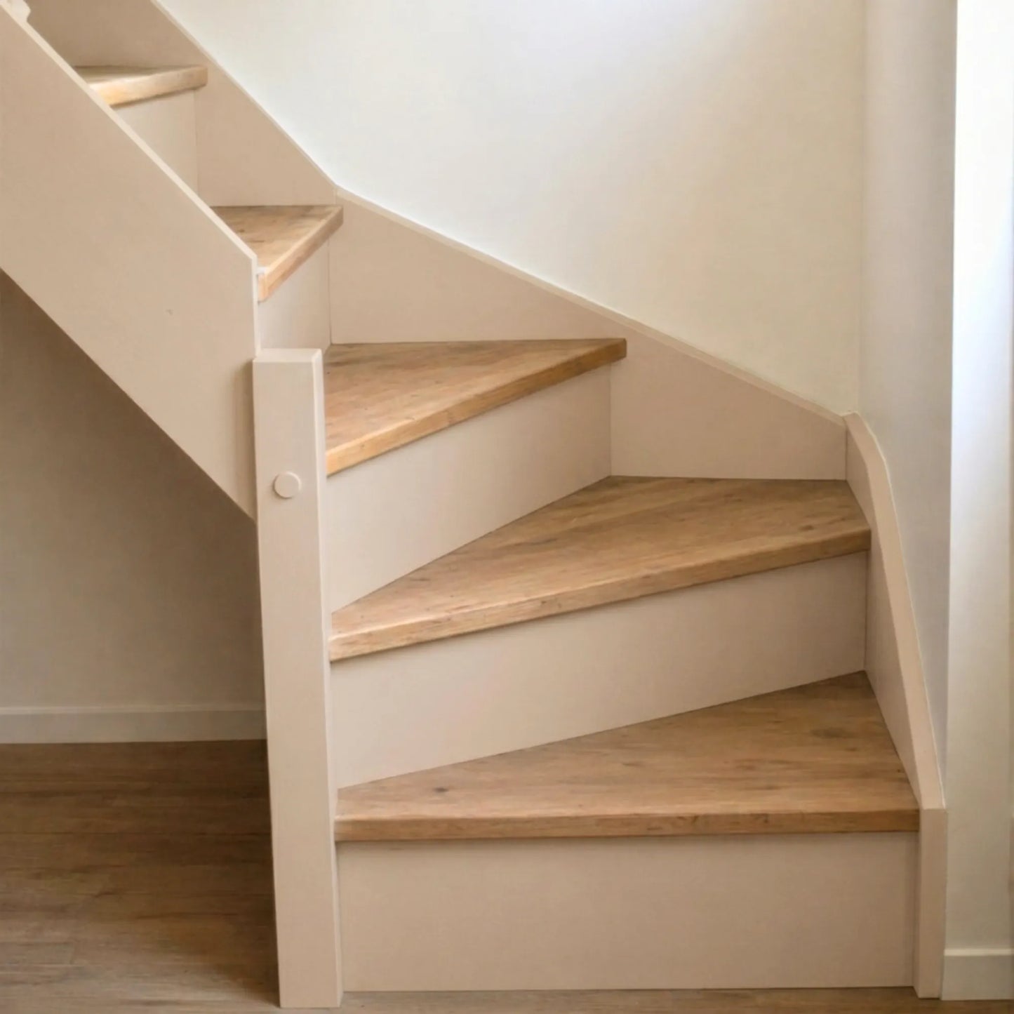 Escalier en bois aux marches naturelles, peint en couleur Désert d'Eléonore Déco.