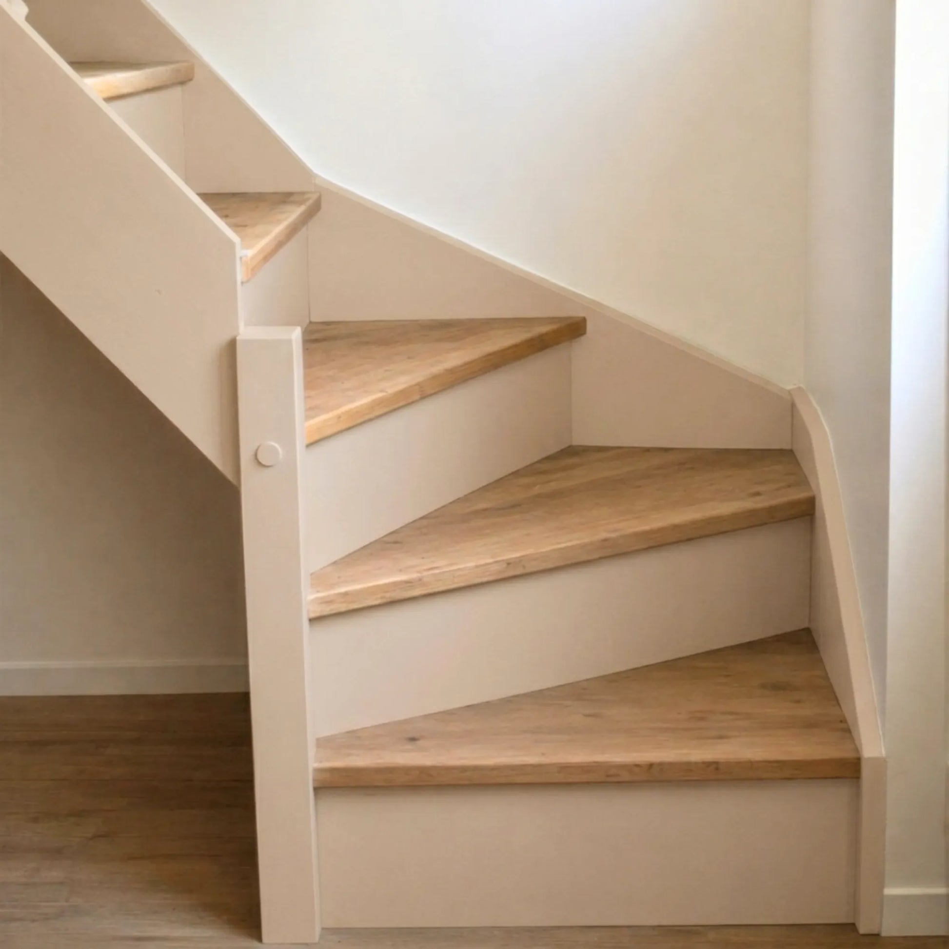 Escalier en bois aux marches naturelles, peint en couleur Désert d'Eléonore Déco.