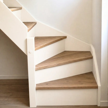 Escalier en bois aux marches naturelles, peint en couleur Écume d'Eléonore Déco.
