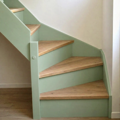 Escalier en bois aux marches naturelles, peint en couleur Fenouil d'Eléonore Déco.