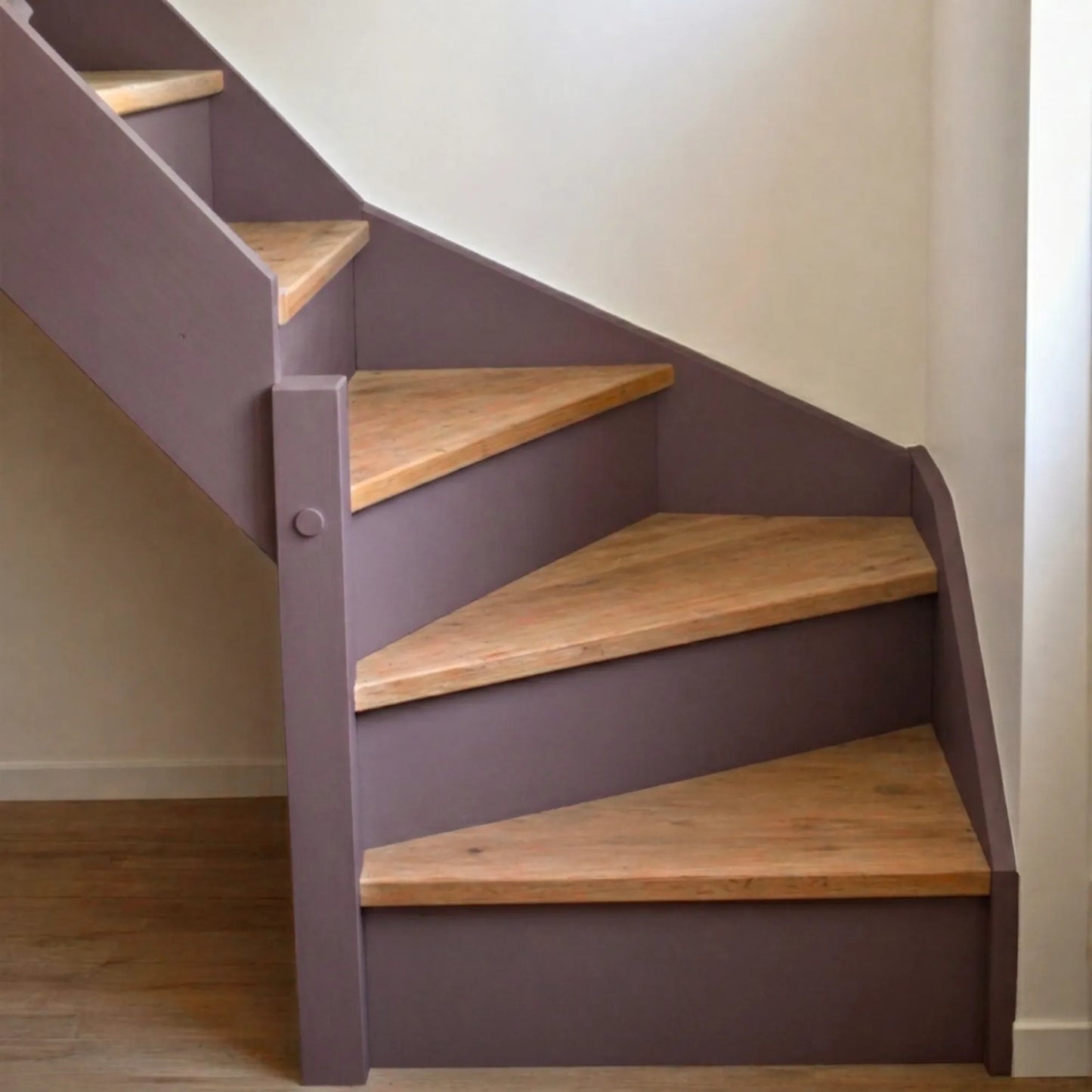 Escalier en bois aux marches naturelles, peint en couleur Figue d'Eléonore Déco.