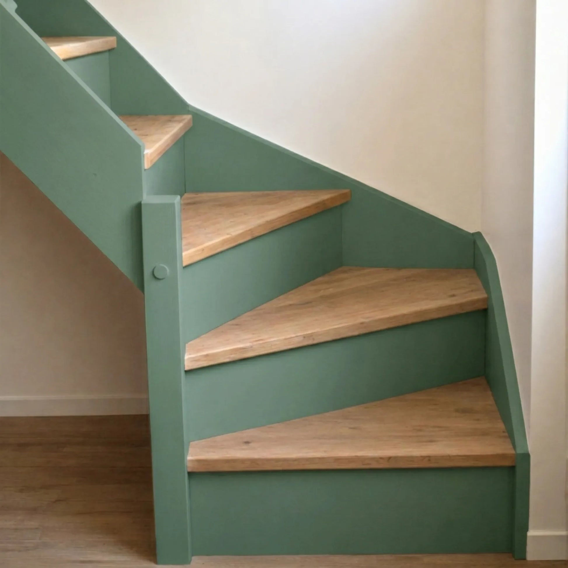 Escalier en bois aux marches naturelles, peint en couleur Fougères d'Eléonore Déco.