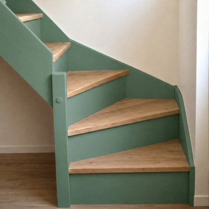 Escalier en bois aux marches naturelles, peint en couleur Fougères d'Eléonore Déco.