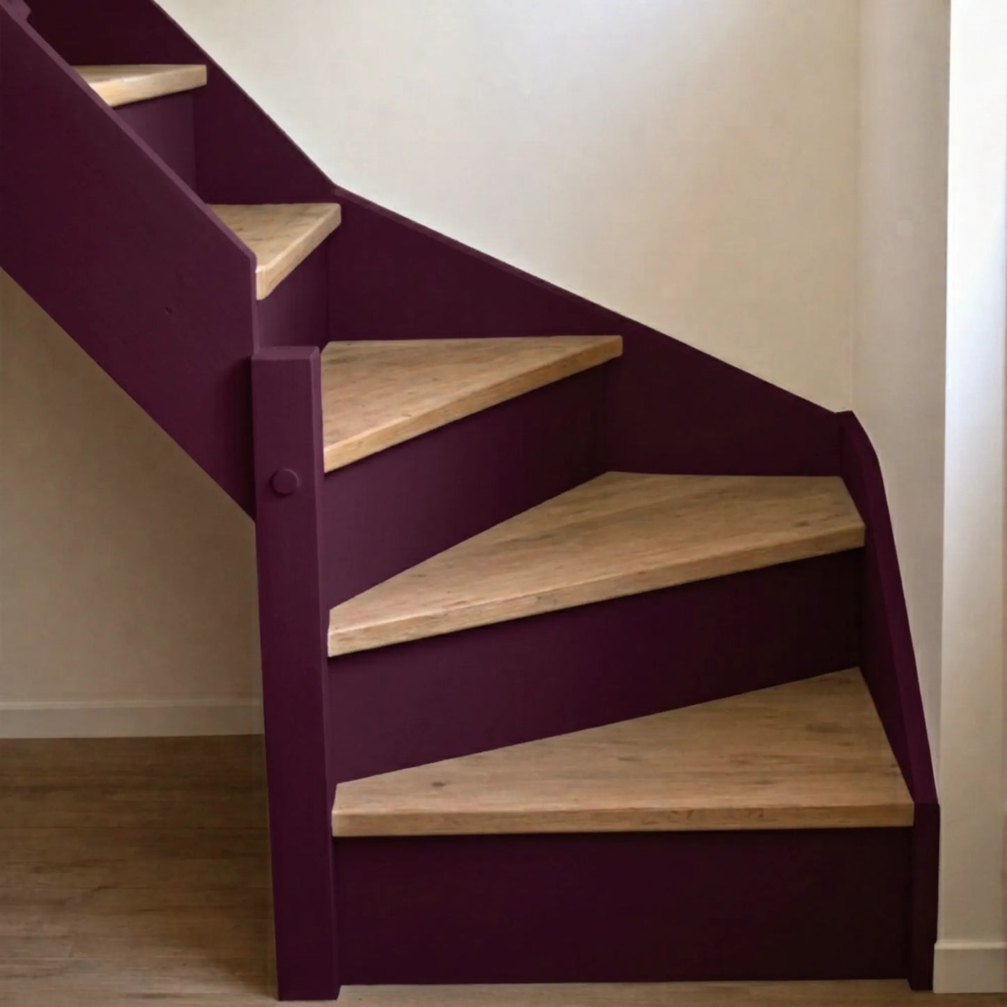 Escalier en bois aux marches naturelles, peint en couleur Goutte de merlot d'Eléonore Déco.