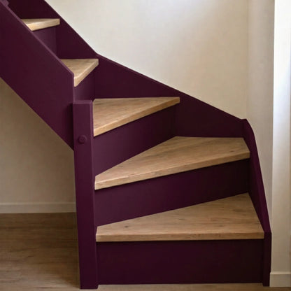 Escalier en bois aux marches naturelles, peint en couleur Goutte de merlot d'Eléonore Déco.