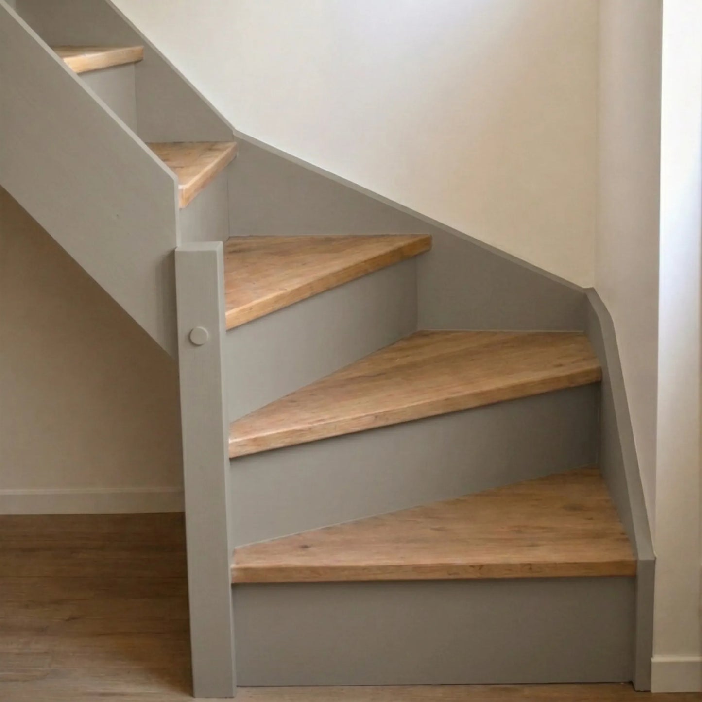 Escalier en bois aux marches naturelles, peint en couleur Gris de suède d'Eléonore Déco.