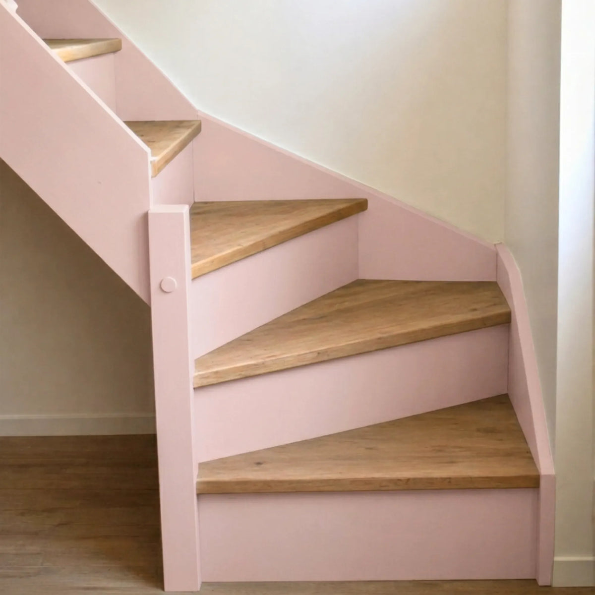 Escalier en bois aux marches naturelles, peint en couleur Guimauve d'Eléonore Déco.