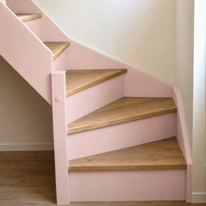 Escalier en bois aux marches naturelles, peint en couleur Guimauve d'Eléonore Déco.
