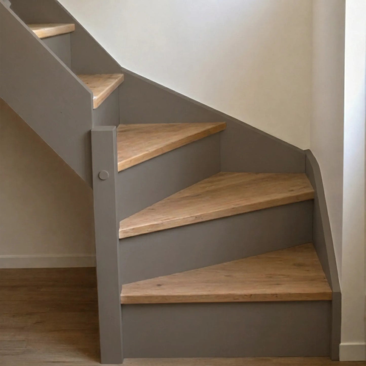 Escalier en bois aux marches naturelles, peint en couleur Havane d'Eléonore Déco.