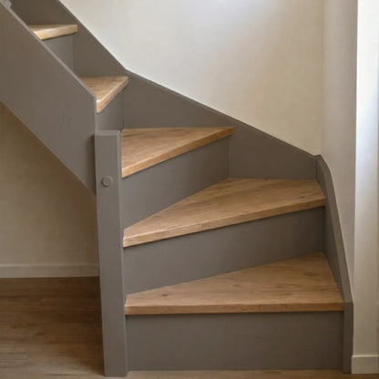 Escalier en bois aux marches naturelles, peint en couleur Havane d'Eléonore Déco.