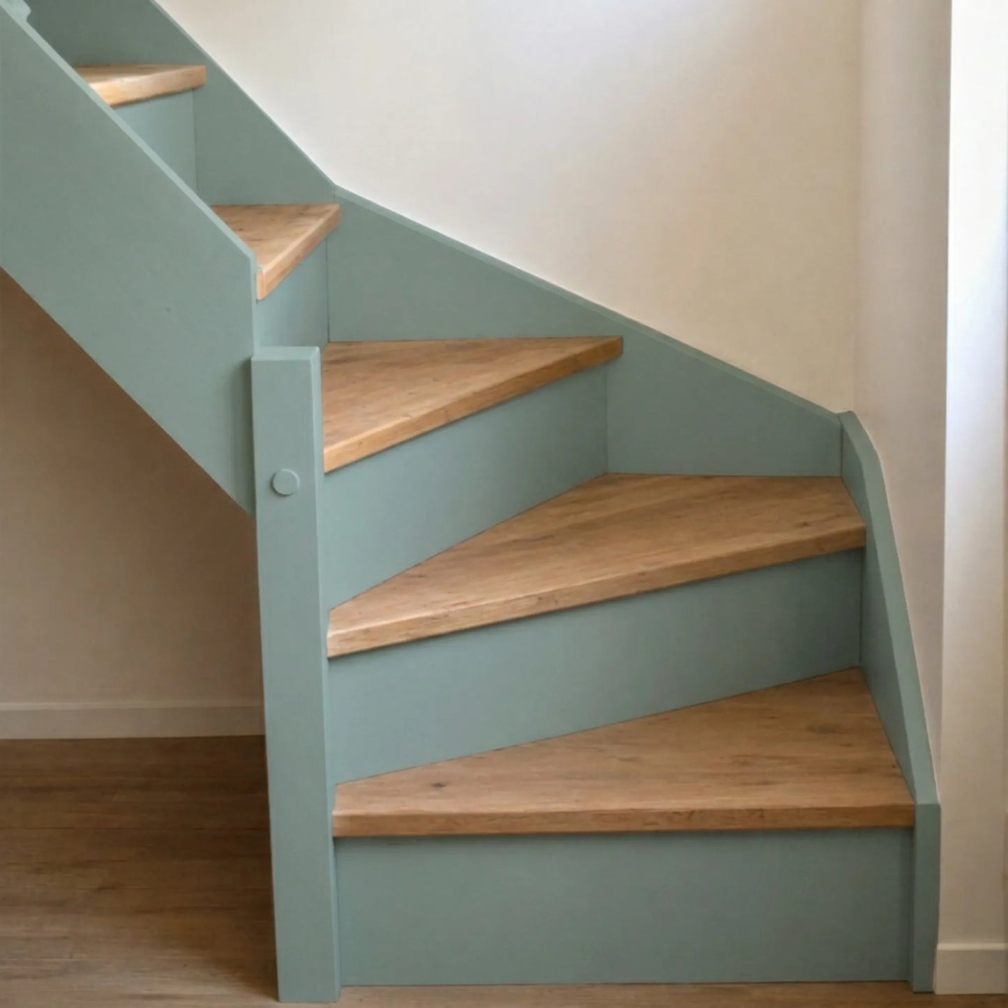 Escalier en bois aux marches naturelles, peint en couleur Impérial d'Eléonore Déco.