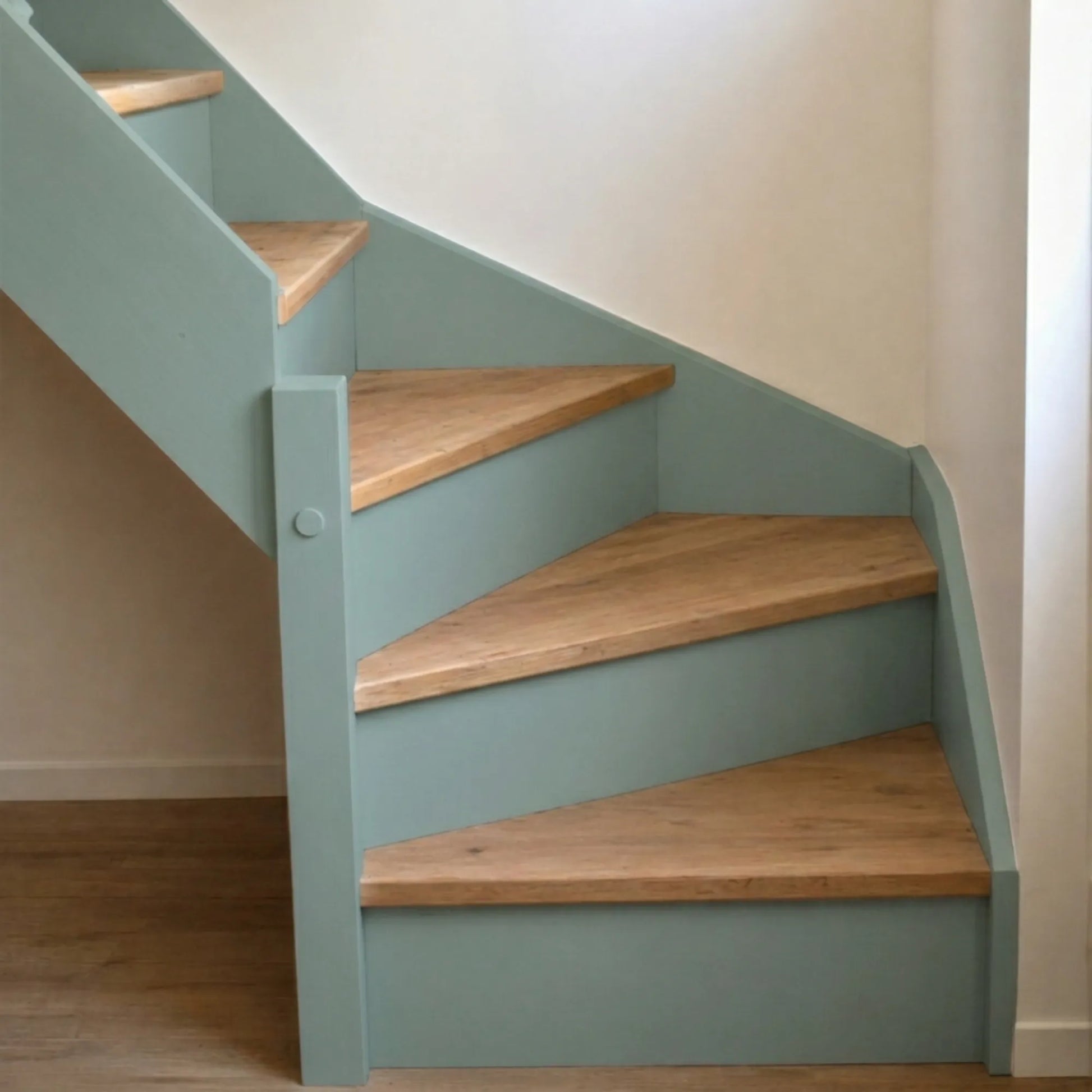 Escalier en bois aux marches naturelles, peint en couleur Impérial d'Eléonore Déco.