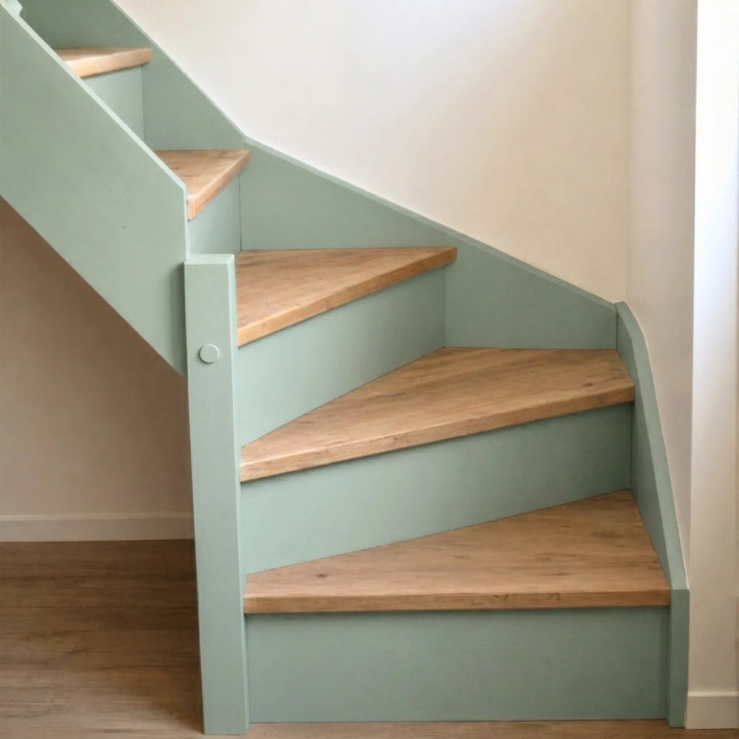 Escalier en bois aux marches naturelles, peint en couleur Jade d'Eléonore Déco.