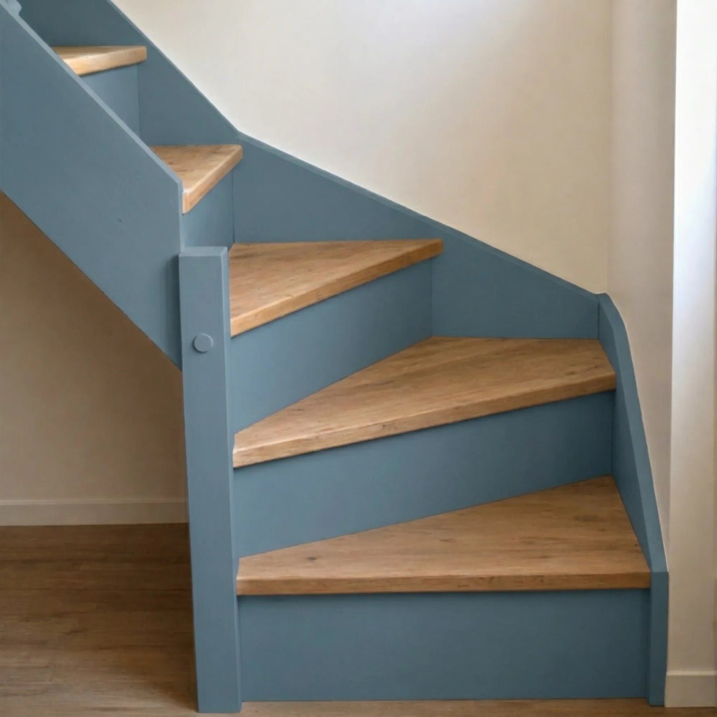Escalier en bois aux marches naturelles, peint en couleur Jersey d'Eléonore Déco.