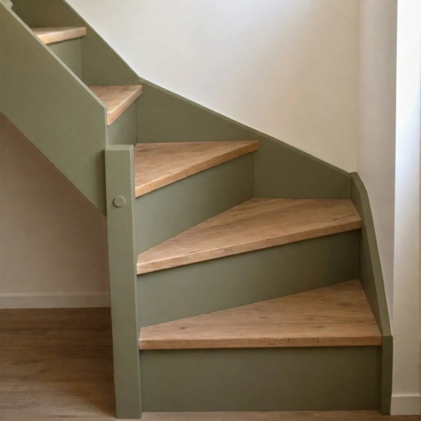 Escalier en bois aux marches naturelles, peint en couleur Kaki d'Eléonore Déco.