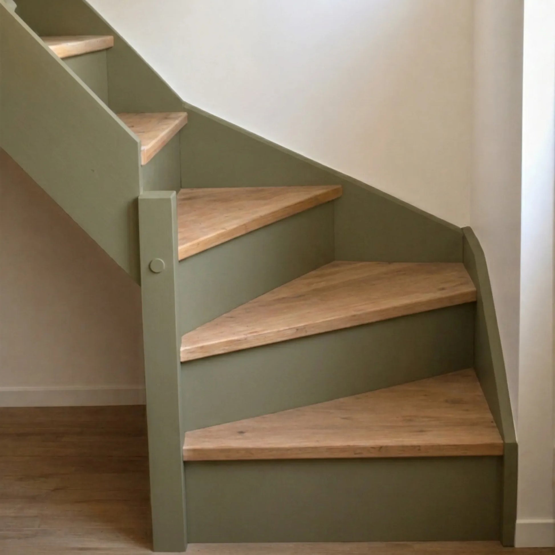 Escalier en bois aux marches naturelles, peint en couleur Kaki d'Eléonore Déco.