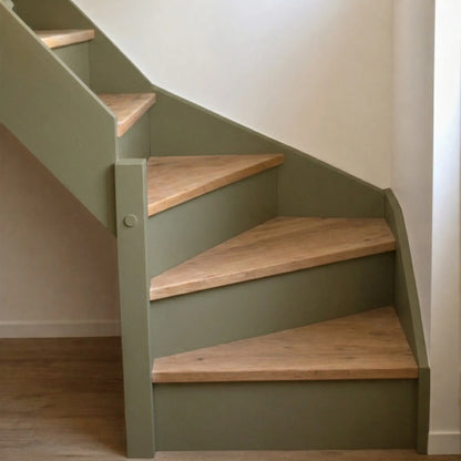 Escalier en bois aux marches naturelles, peint en couleur Kaki d'Eléonore Déco.