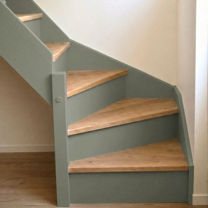 Escalier en bois aux marches naturelles, peint en couleur Lichen d'Eléonore Déco.