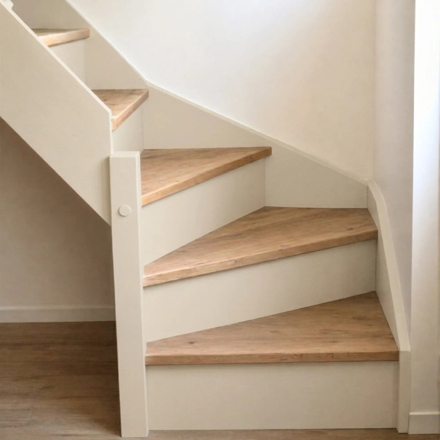 Escalier en bois aux marches naturelles, peint en couleur Lin d'Eléonore Déco.