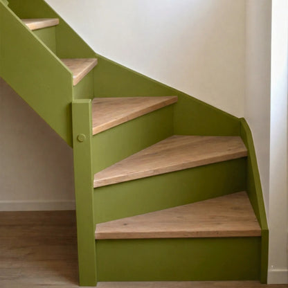 Escalier en bois aux marches naturelles, peint en couleur Matcha latte d'Eléonore Déco.