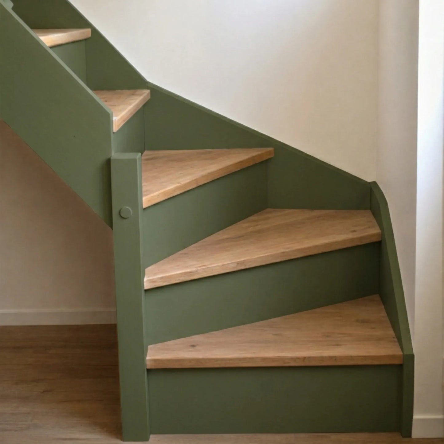 Escalier en bois aux marches naturelles, peint en couleur Mélèze d'Eléonore Déco.