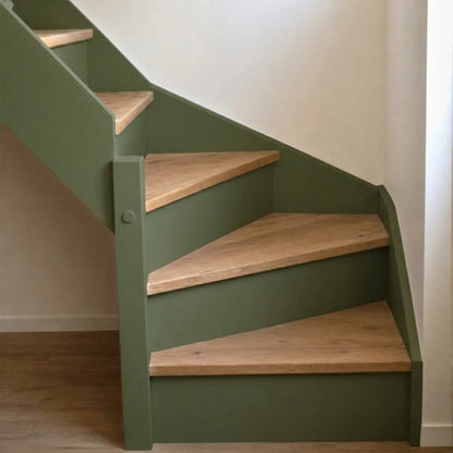 Escalier en bois aux marches naturelles, peint en couleur Mélèze d'Eléonore Déco.