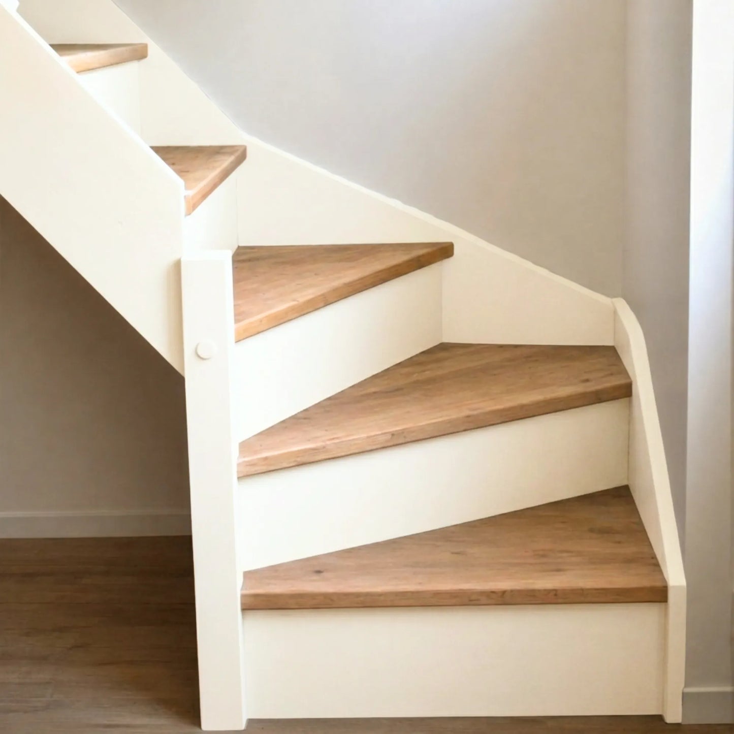 Escalier en bois aux marches naturelles, peint en couleur Meringue d'Eléonore Déco.