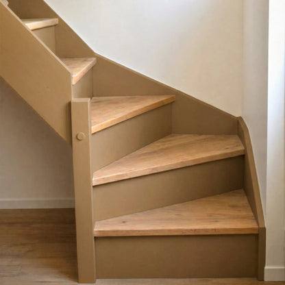 Escalier en bois aux marches naturelles, peint en couleur Moka d'Eléonore Déco.