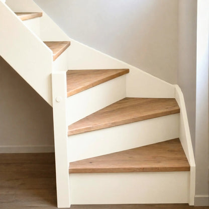 Escalier en bois aux marches naturelles, peint en couleur Mousse de lait d'Eléonore Déco.